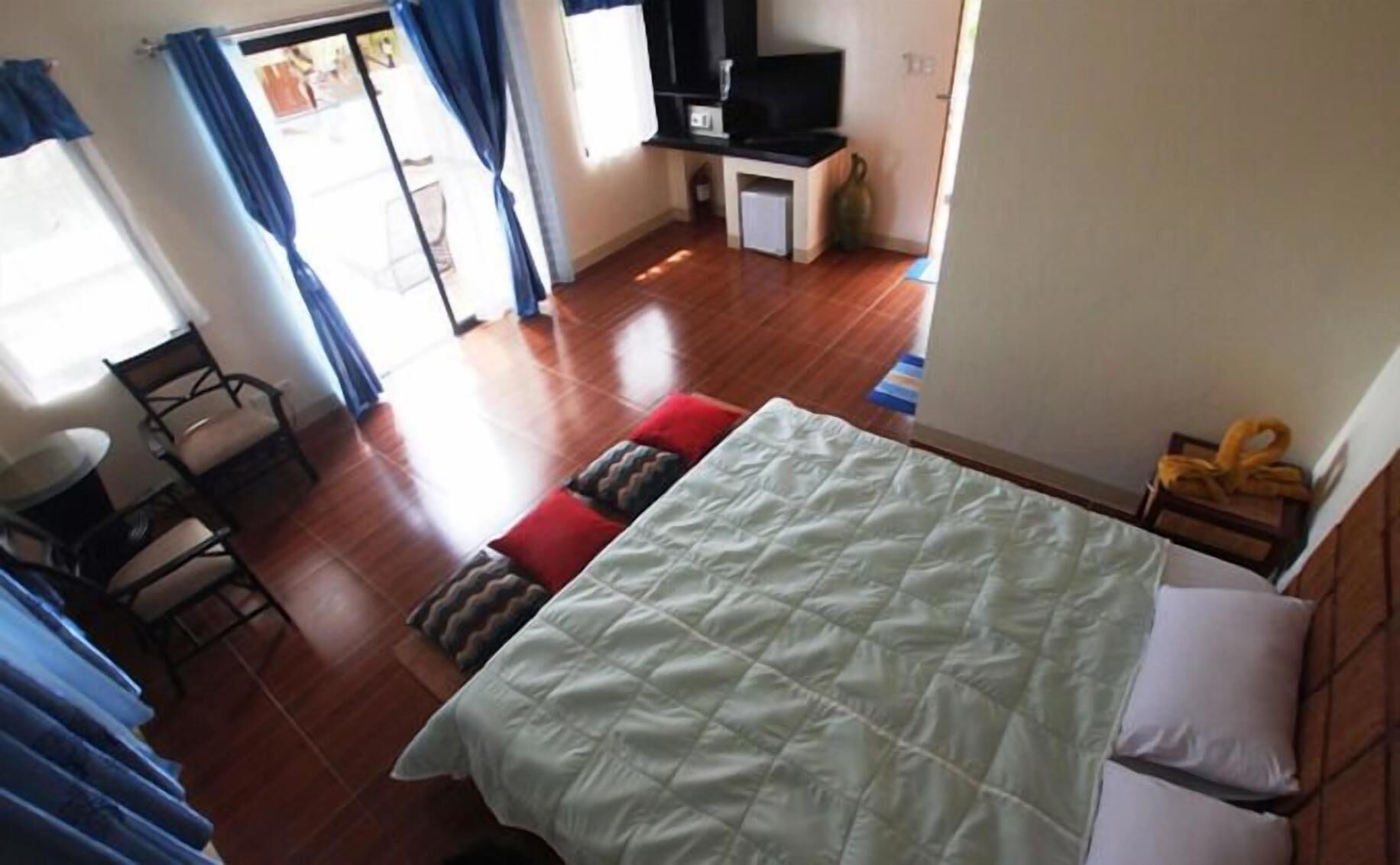 Ropa de cama de alta calidad, minibar, caja fuerte y escritorio