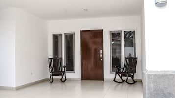 Luxury Apartment, 3 Bedrooms, Accessible, Pool Access | Pemandangan taman