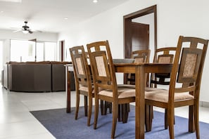 Luxury-Apartment, 3 Schlafzimmer, barrierefrei, Poolzugang | Essbereich im Zimmer