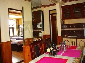 Deluxe Double or Twin Room, 2 Bedrooms, Smoking, Kitchen | In-room dining