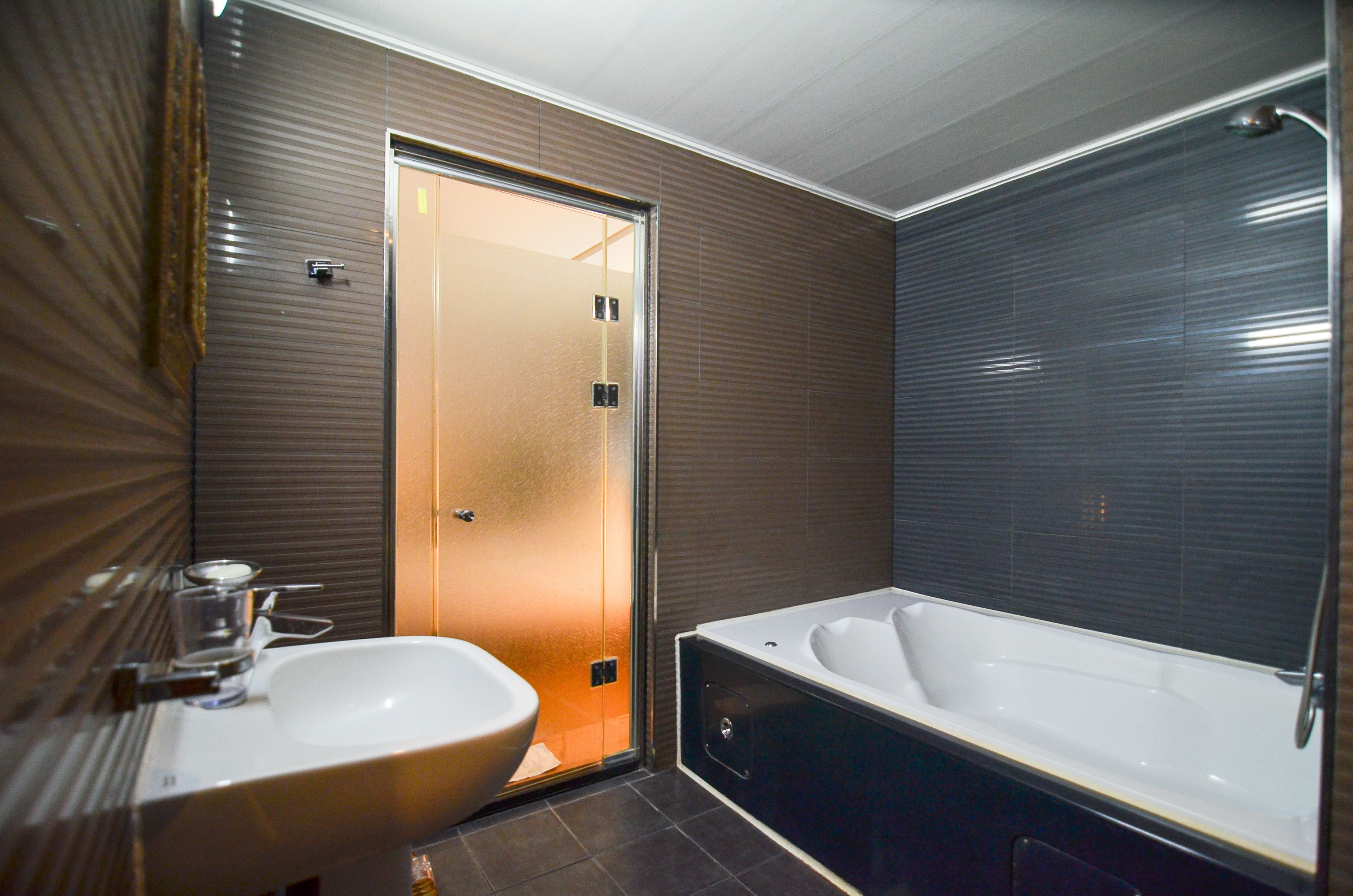 Artículos de tocador gratuitos, secador de pelo, batas, toallas