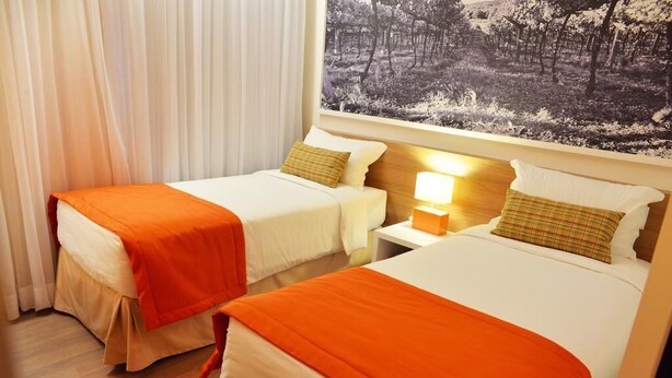 Twin Room | Minibar, in-room safe, desk, cribs (free) - Slim Bento Goncalves (Bento Gonçalves)