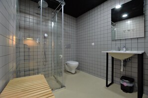 Habitación superior con 1 cama matrimonial o 2 individuales | Baño | Regadera, secadora de cabello, toallas