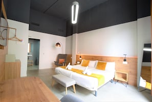 Habitación superior con 1 cama matrimonial o 2 individuales, balcón | Minibar, caja de seguridad en la habitación y escritorio