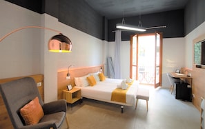 Habitación superior con 1 cama matrimonial o 2 individuales, balcón | Minibar, caja de seguridad en la habitación y escritorio