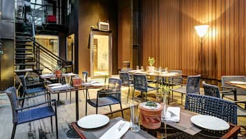 Breakfast (USD 15 per person)