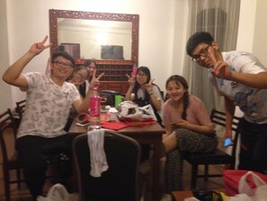 Family dining - Tree Breeze Inn (Kandy)