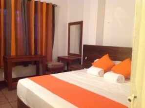 Desk, rollaway beds, free WiFi, bed sheets - Tree Breeze Inn (Kandy)