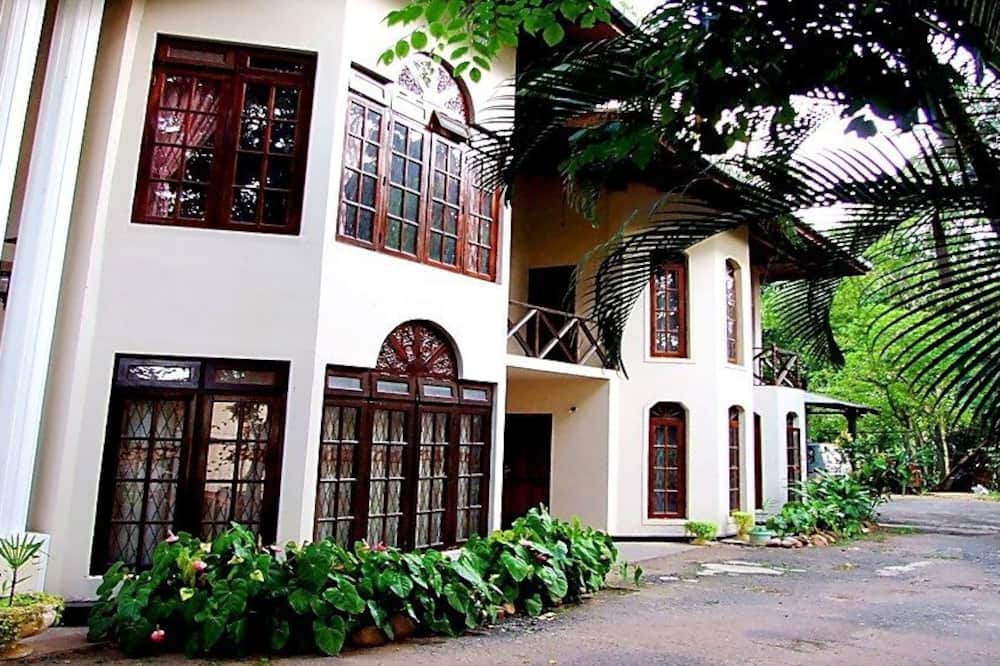 Tree Breeze Inn
