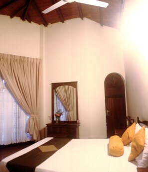 Chambre Supérieure Double ou avec lits jumeaux, 1 grand lit, vue jardin, côté jardin | Bureau, lits pliants/supplémentaires, Wi-Fi gratuit, draps fournis