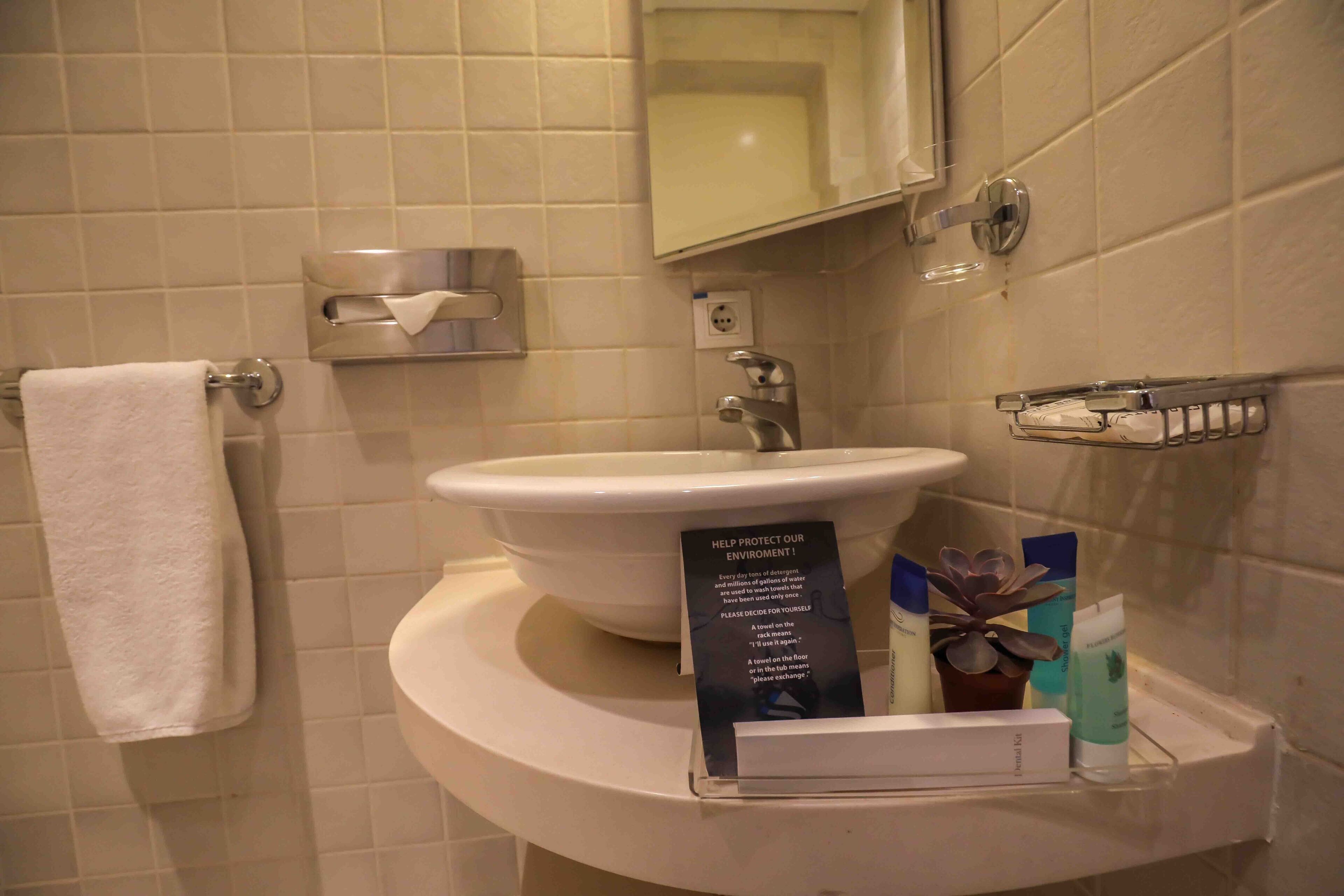 suite | bathroom | combined shower/bathtub, free toiletries, hair dryer, slippers