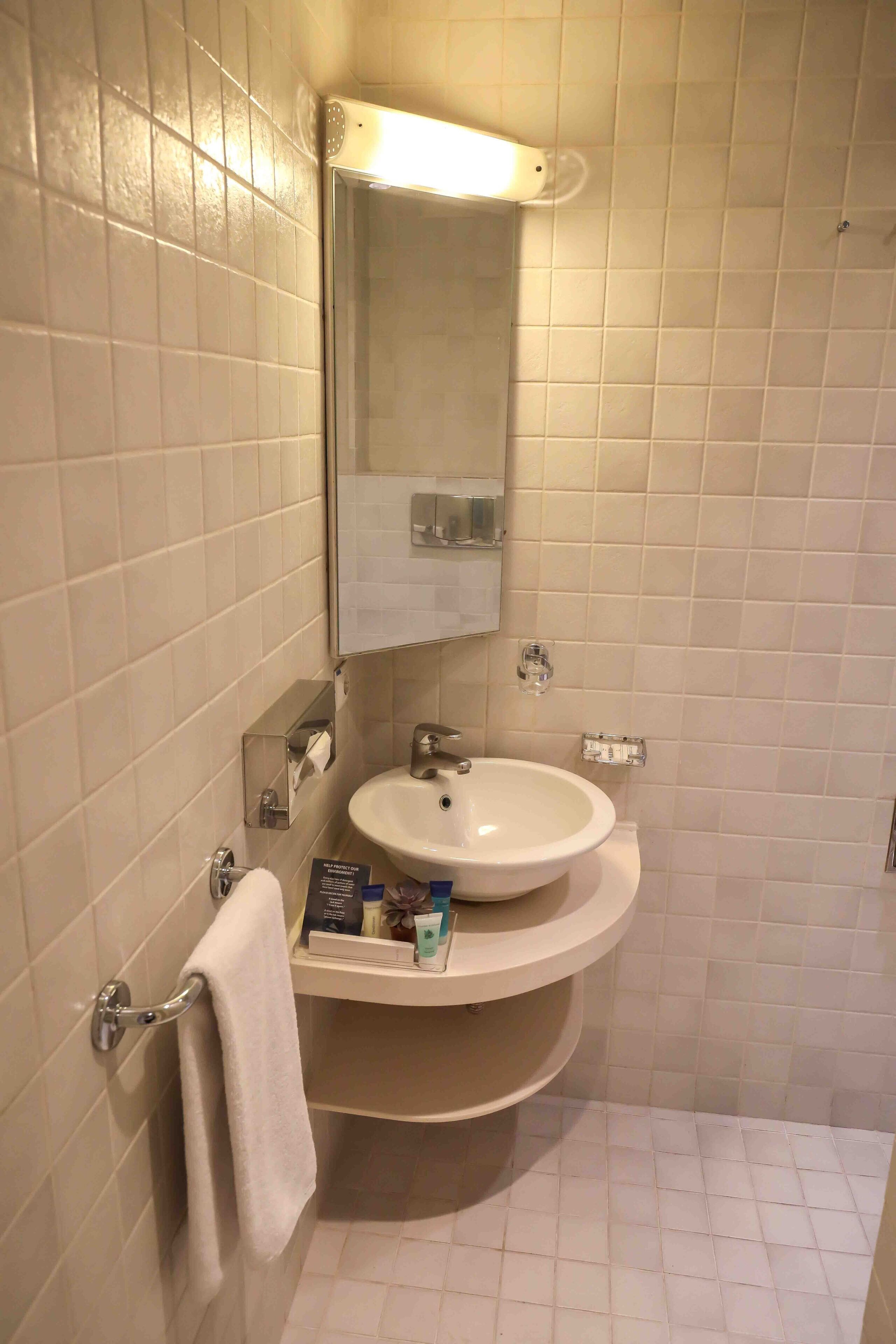 combined shower/bathtub, free toiletries, hair dryer, slippers