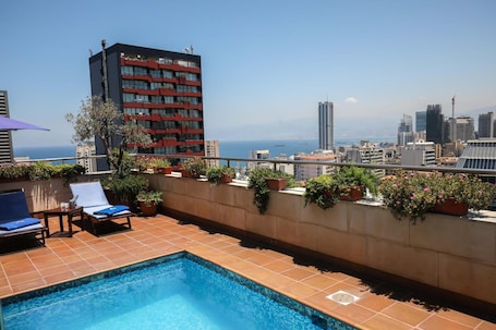 季节性开放的室外游泳池,池畔遮阳伞,日光浴躺椅