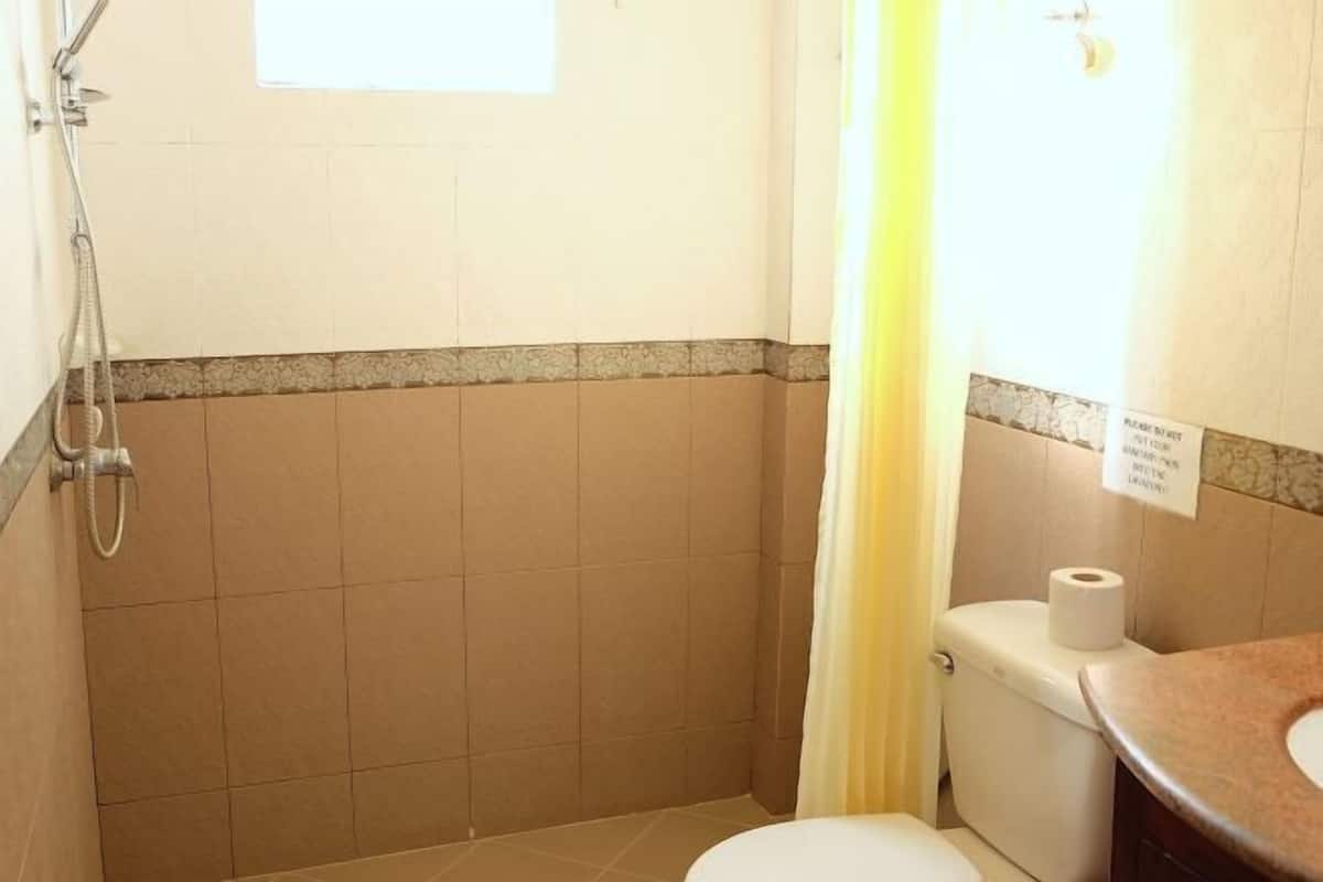 Bilik Mandi | Pancuran mandi, kelengkapan dandanan diri percuma, pengering rambut 