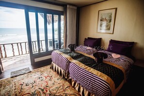 Minibar, safe på rommet, skrivebord og blendingsgardiner