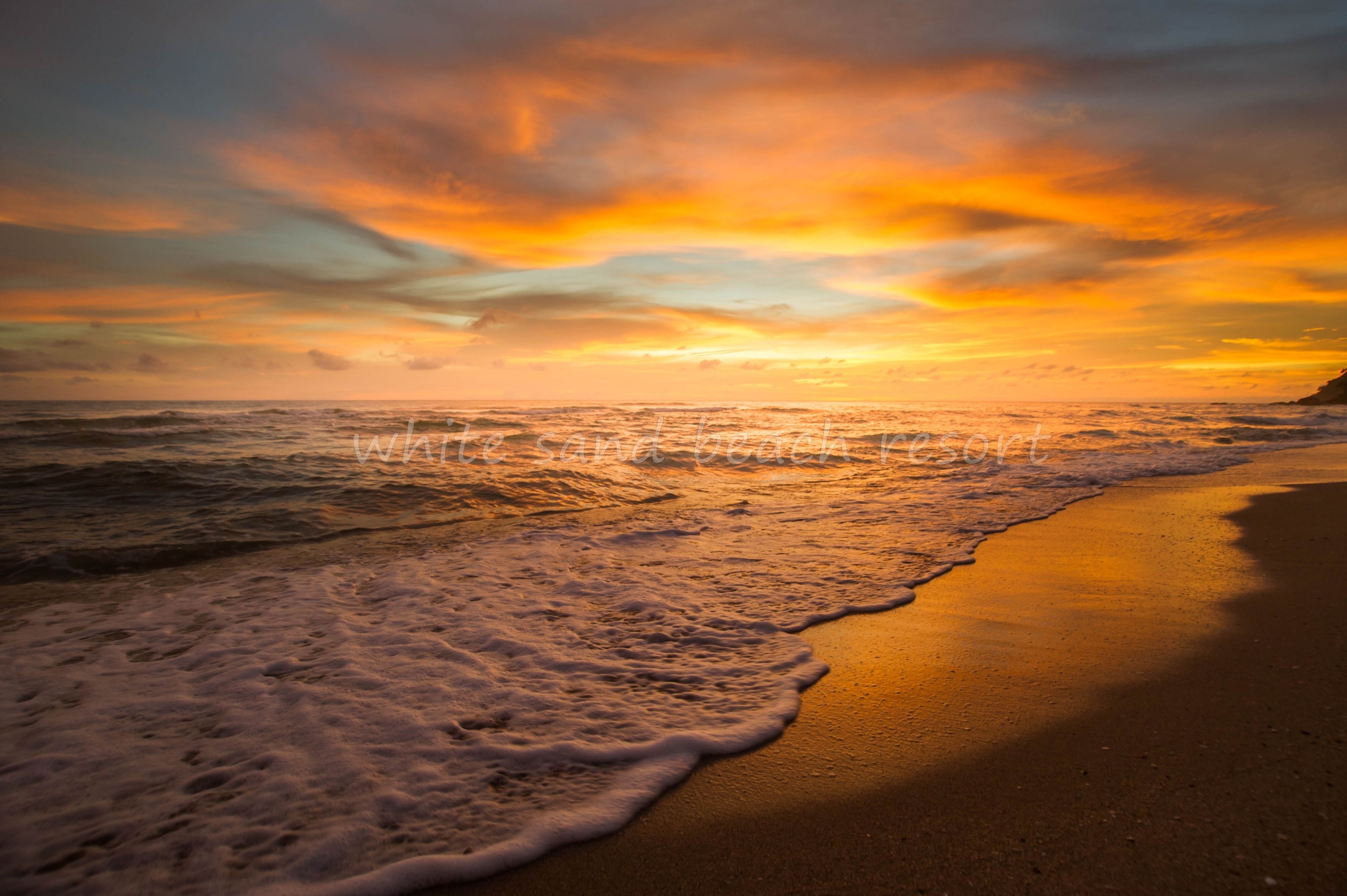 Una playa con olas al atardecer.