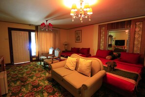 Suite Room | Minibar, safe på rommet, skrivebord og blendingsgardiner