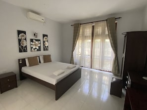 In-room safe, desk, blackout drapes, soundproofing - Christima Residence (Negombo)