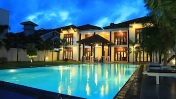 Piscina externa, guarda-sóis, espreguiçadeiras