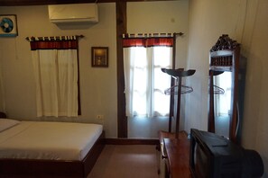Desk - Oui's Guesthouse (Luang Prabang)