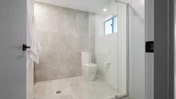 Familieværelse - 2 queensize-senge | Badeværelse | Bruser, håndklæder