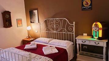 Double Room, Shared Bathroom | Desk, free cots/infant beds, free WiFi, bed sheets