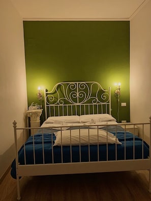 Habitación doble, baño compartido | Escritorio, cunas gratuitas, wifi gratis y ropa de cama