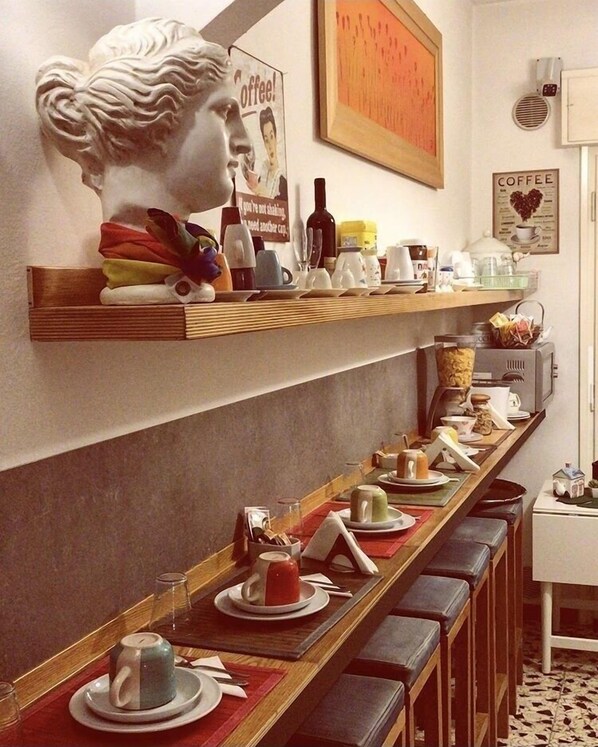 Tägliches inbegriffenes kontinentales Frühstück