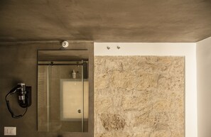 Habitación Confort doble | Baño | Ducha, artículos de higiene personal gratuitos y secador de pelo