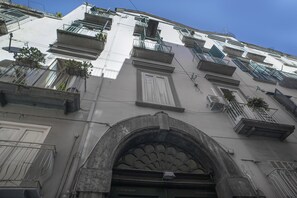 Front of property - Belledonne Suite & Gallery (Naples)