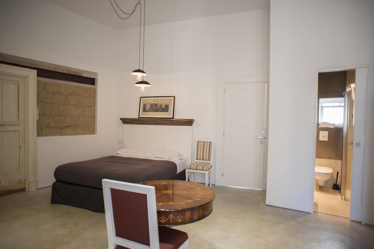 Habitación cuádruple Confort | Baño | Regadera, amenidades de baño gratuitas, secadora de cabello, toallas