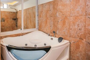 Premium-Zimmer | Badezimmer | Dusche, kostenlose Toilettenartikel