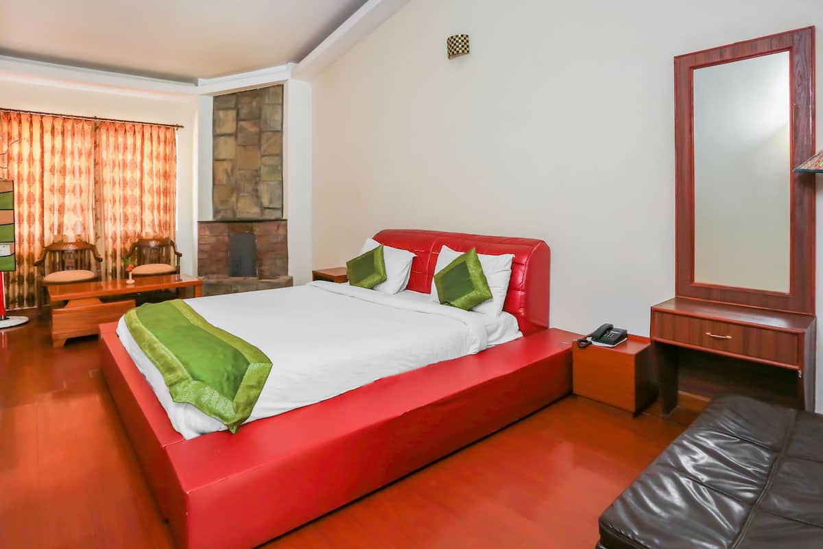 Deluxe Room | Iron/ironing board, rollaway beds, free WiFi
