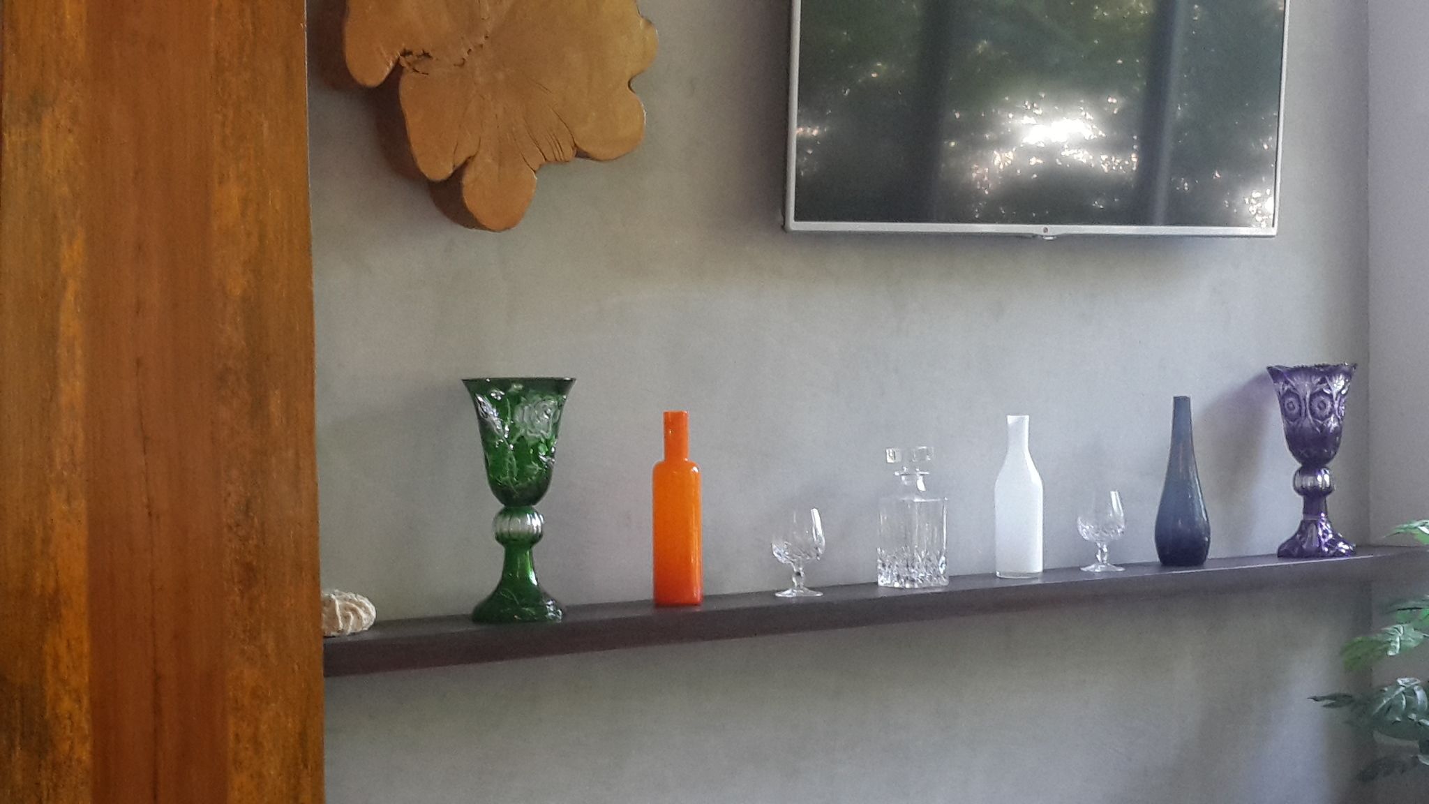 breakfast, lunch, dinner served; international cuisine