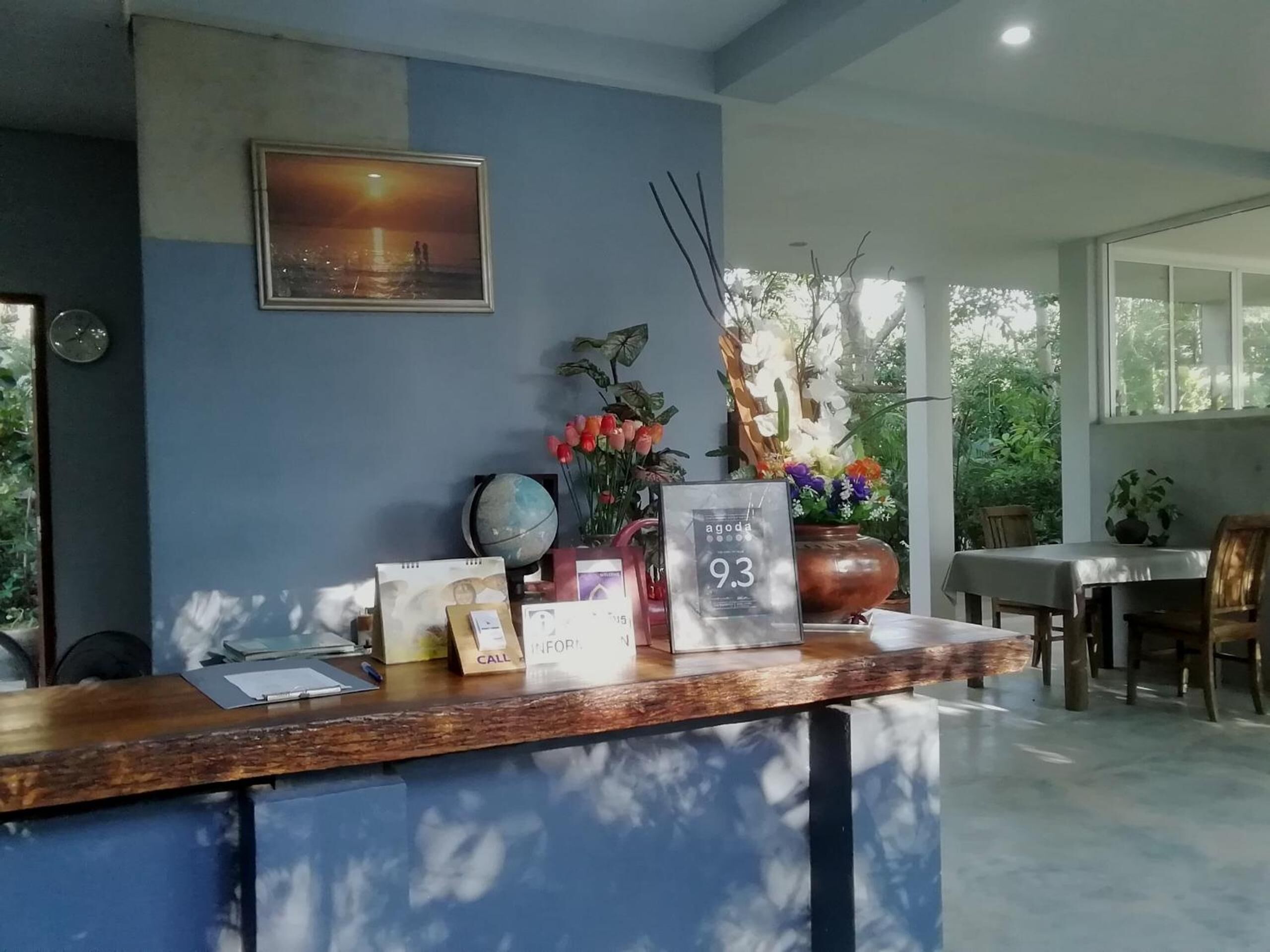 breakfast, lunch, dinner served; international cuisine