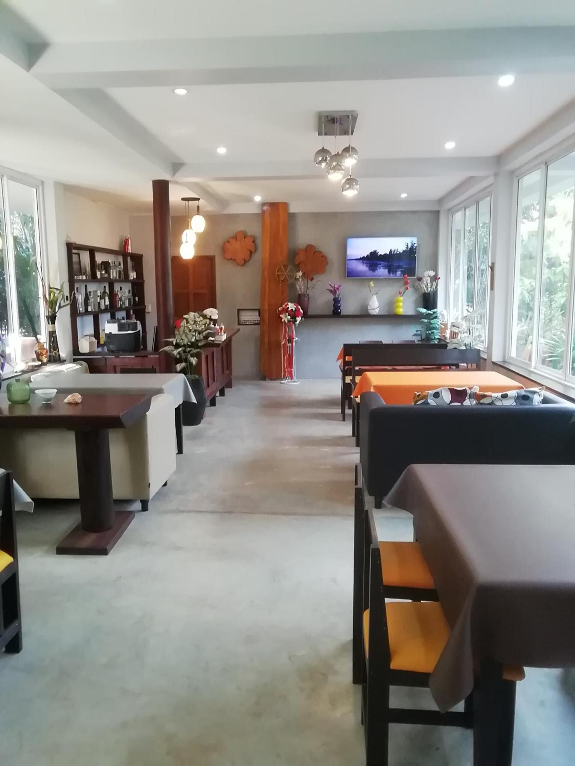 breakfast, lunch, dinner served; international cuisine