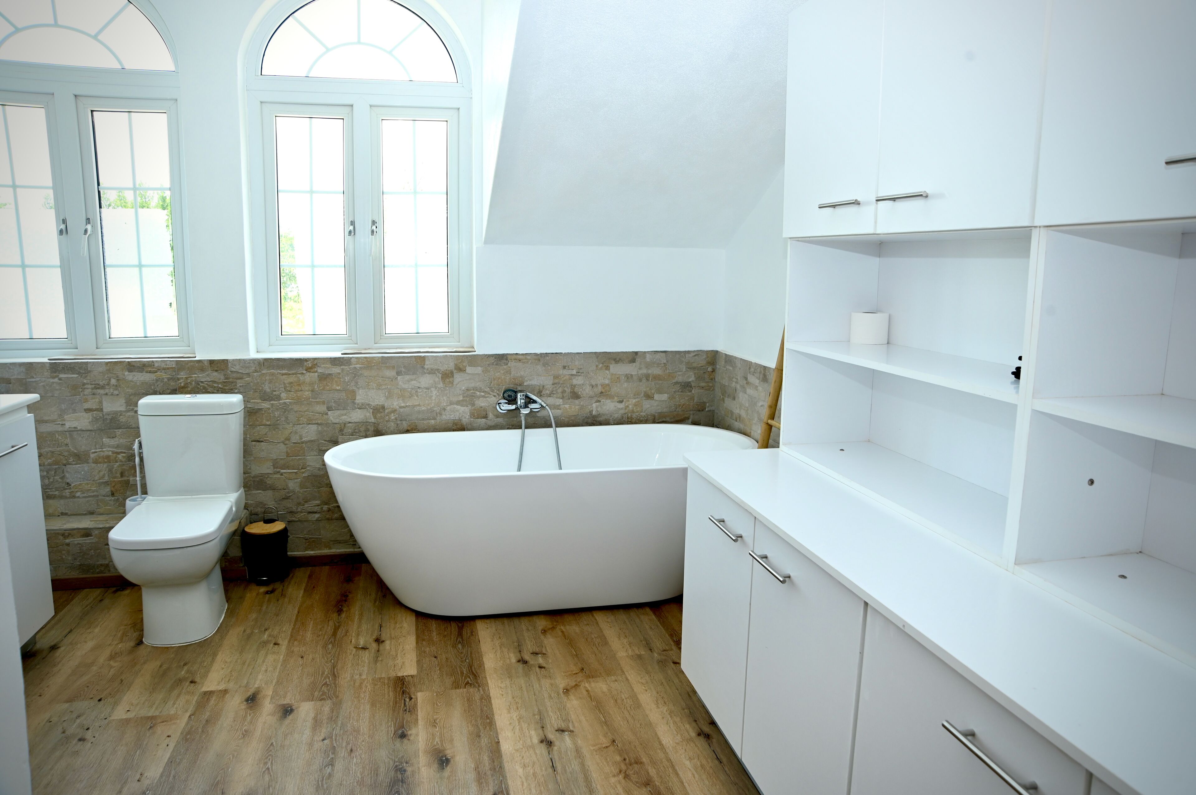 deluxe suite, 2 bedrooms, garden area | bathroom | shower, free toiletries, towels