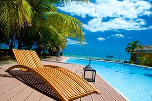 Outdoor pool, pool umbrellas, sun loungers - Villa Anakao (Port Louis)