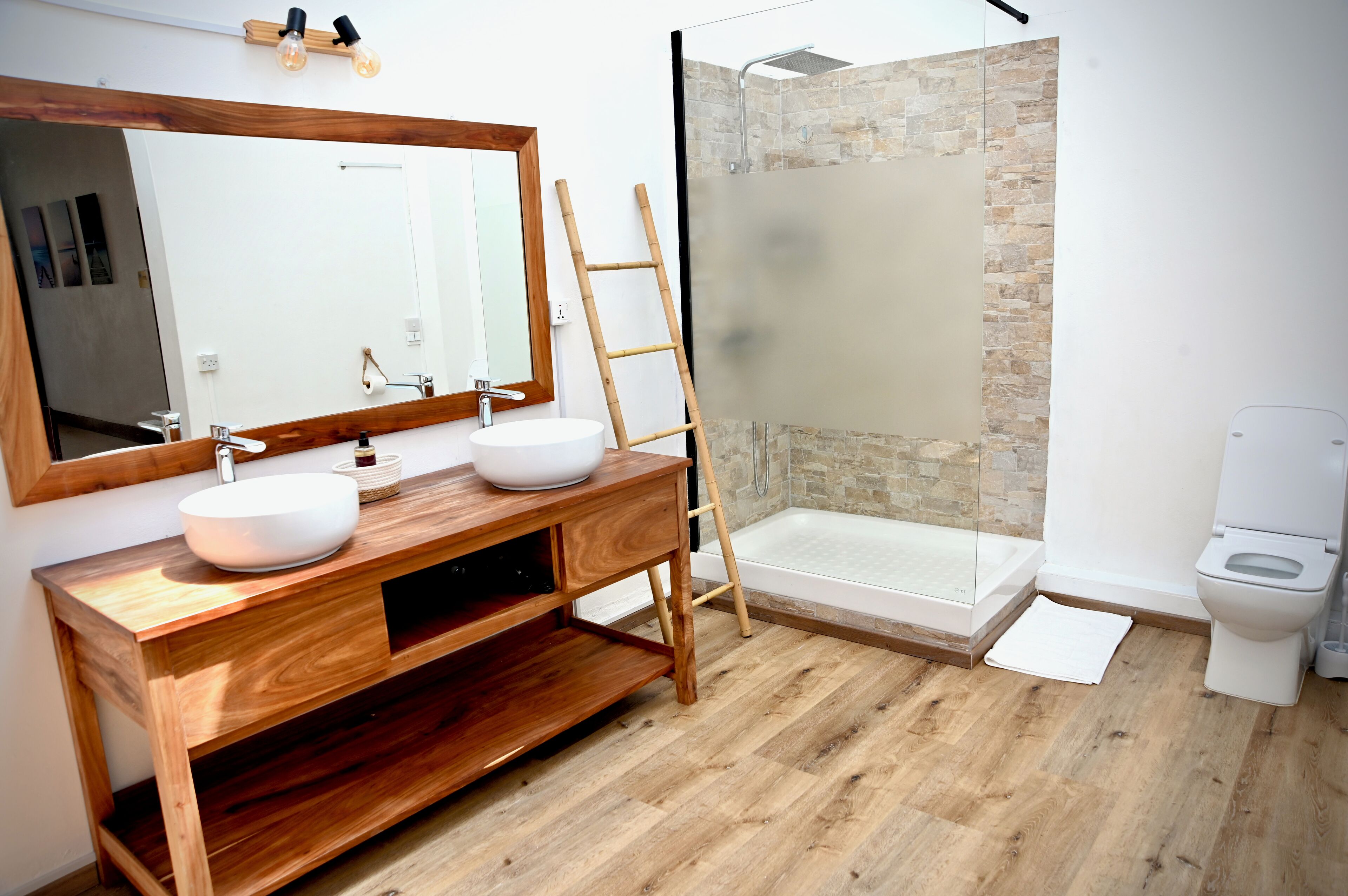 deluxe suite, terrace, sea facing | bathroom | shower, free toiletries, towels