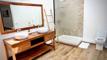 Deluxe Suite Sea View | Bathroom