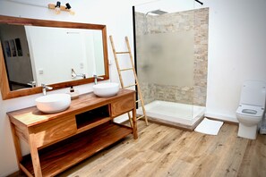 Deluxe Suite Sea View | Bathroom | Shower, free toiletries, towels - Villa Anakao (Port Louis)