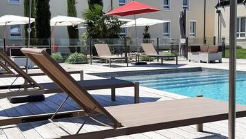 Een seizoensgebonden buitenzwembad