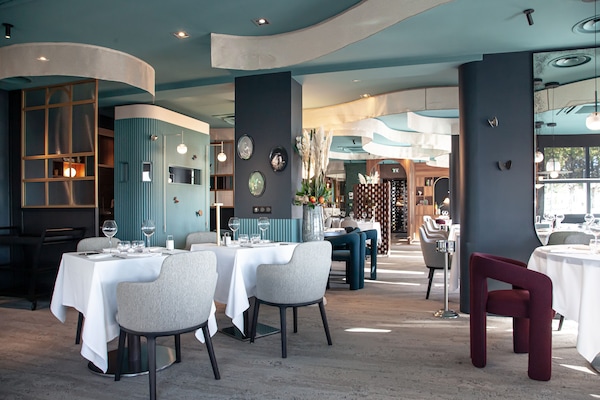 Serveert ontbijt, lunch en diner