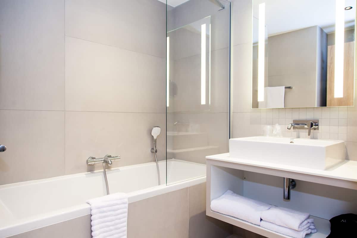 family room, 2 bedrooms, connecting rooms | bathroom | shower, free toiletries, hair dryer, towels