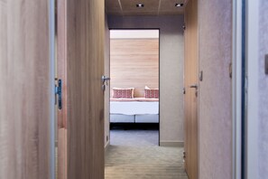 Premium-Vierbettzimmer | Hochwertige Bettwaren, Betten mit Memory-Foam-Matratzen, Zimmersafe