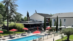 A hotel with a pool area, outdoor seating, and a restaurant. - LOGIS HOTEL RELAIS SAINT JACQUES (Coings)