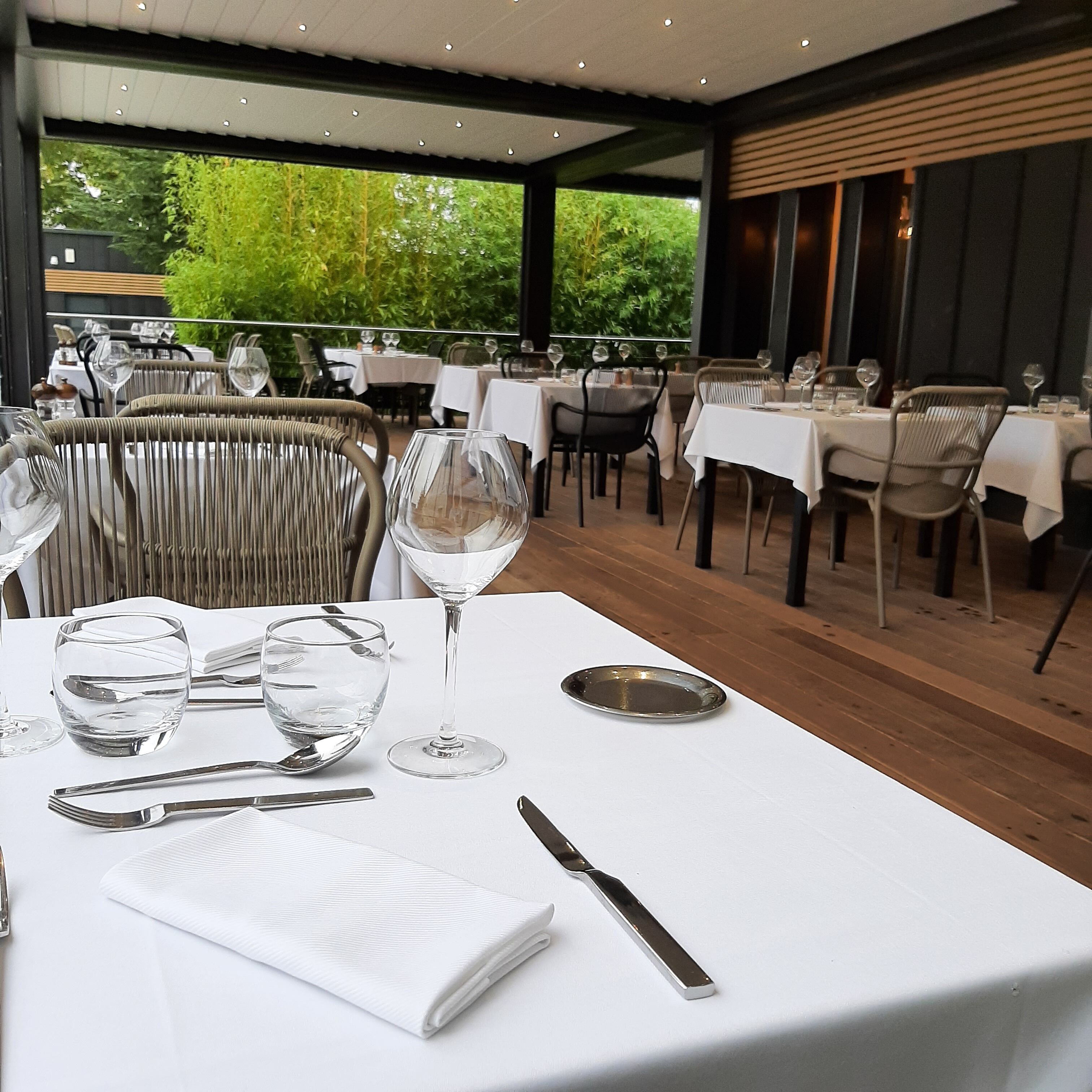 Petit déjeuner, déjeuner et dîner servis sur place