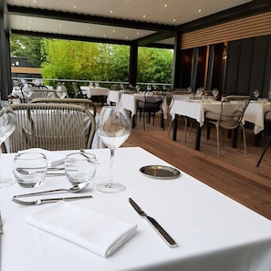 Breakfast, lunch and dinner served