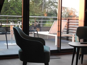 Terrace/patio - LOGIS HOTEL RELAIS SAINT JACQUES (Coings)