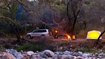 Tienda de campaña ( (Bring own tent. No beds provided))